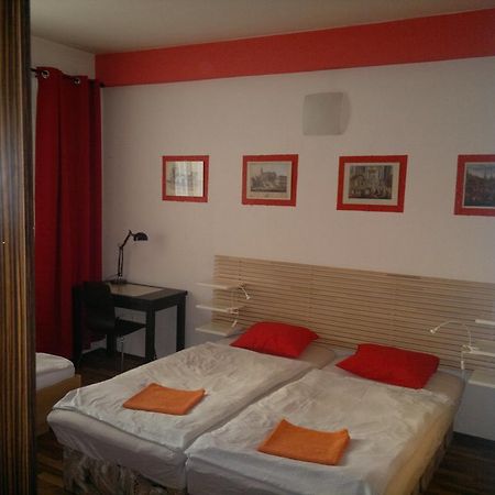 Red Apartment براتسيلافا الغرفة الصورة