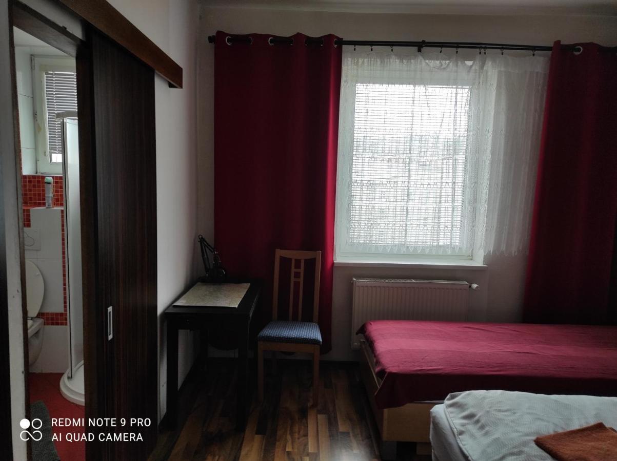 Red Apartment براتسيلافا المظهر الخارجي الصورة