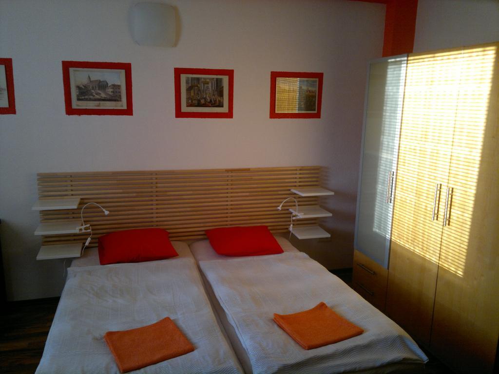 Red Apartment براتسيلافا الغرفة الصورة