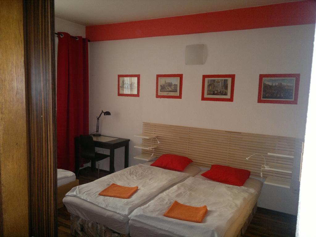 Red Apartment براتسيلافا الغرفة الصورة